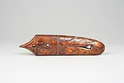 Mâner punuk de cuțit; circa secolele al XI-lea-al XII-lea; fildeș de morsă; înălțime: 3,2 cm, lungime: 14 cm; Muzeul Metropolitan de Artă