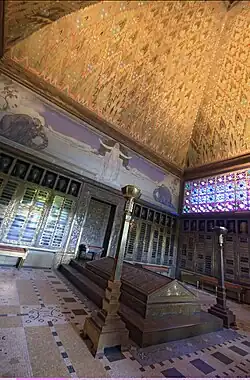 Crematoriu (1908–10), interior, cu un design stilizat de brad pe tavan.  Mai târziu au fost adăugate picturile simboliste de L’Epplattenier.