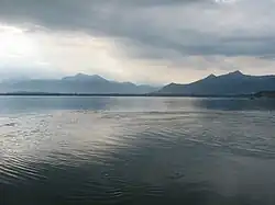 Vedere a munților Alpi de pe Chiemsee într-o zi ploioasă