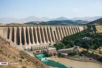 Farahnaz Pahlavi (în prezent Latyan, Iran, 1967) – contraforți cu lățime mică în amonte și tălpi joantive