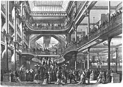 Interior din Le Bon Marché (Paris), cu scări asemănătoare cu cele ale Opérei Garnier a lui Charles Garnier, 1872-1874, de Louis-Charles Boileau în colaborare cu firma de inginerie a lui Gustave Eiffel