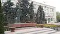 Statuia lui Lenin în fața Comitetului, una dintre puținele rămase din Republica Moldova