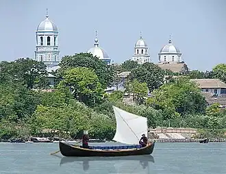 Lotcă cu pânză în fața satului Sarichioi