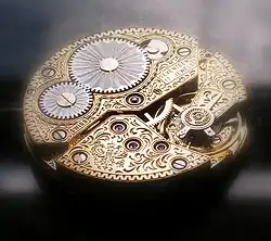 Acante foarte stilizate gravate pe mecanismul unui ceas