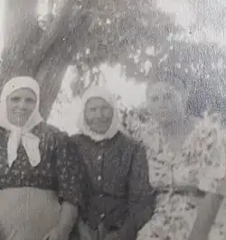 Lukia Stacenko, ucraineană, unul dintre civilii care i-au ajutat pe partizani (centru, foto 1955)