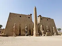 Pilon al Templului din Luxor (Luxor, Egipt), cu un obelisc în față, circa 1400 î.Hr.