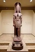 Amenhotep al III-lea; 1390-1352 î.Hr.; cuarțit; înălțime: 2,49 m; Muzeul din Luxor (Luxor, Egipt)