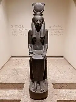 Statuie a lui Hathor; 1388–1351 î.Hr.; diorit; înălțime: 154 cm; găsită în Templul din Luxor (Egipt); Muzeul din Luxor (Egipt)