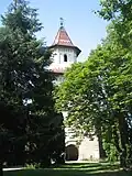 Turnul clopotniță privit dinspre biserică