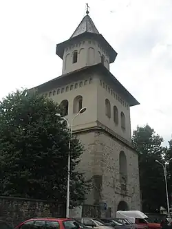 Turnul clopotniță privit din afara complexului monahal