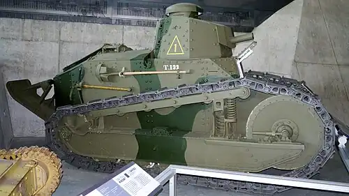 Tanc ușor M1917 expus în Muzeul Războiului din Canada.