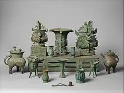 Set de altar; secolul al XI-lea î.Hr. târziu; bronz; per ansamblu (masa): înălțime: 18,1&nbsp;cm, lățime: 46,4&nbsp;cm, adâncime: 89,9&nbsp;cm; Muzeul Metropolitan de Artă (New York City)