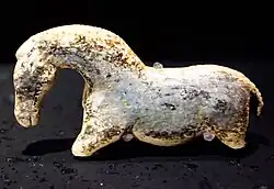 Calul Vogelherd; c. 34.000-31.000 î.Hr.; fildeș de mamut; lungime: 5 cm; Arheologie Protoistorică și Medievală, Universitatea din Tübingen (Germania)