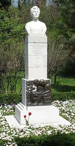 Monumentul „Maicii Smara Gheorghiu” – educatoare a poporului şi scriitoare, sculptor: Mihai Onofrei