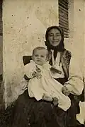 nevastă tânără cu prunc în brațe, 1940