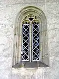 Fereastră cu ancadrament în stil gotic de pe peretele nordic al pronaosului