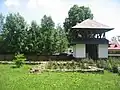Turnul-clopotniţă şi ruine ale unor construcţii vechi