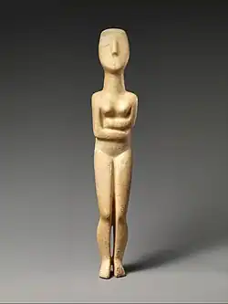 Figurină cicladică feminină; 2700–2600 î.Hr.; marmură; înălțime: 37,1&nbsp;cm; Muzeul Metropolitan de Artă (New York City)