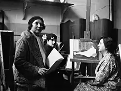 Artista vizuală Marie Laurencin în atelierul ei, cu două femei, în 1932