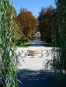 În prim plan, Masa tăcerii, în plan îndepărtat, Poarta sărutului, ambele în parcul orașului de pe malul Jiului