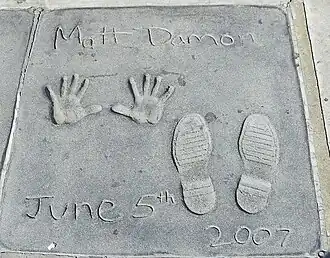 Amprentele mâinilor și picioarelor lui Damon în fața Grauman's Chinese Theatre