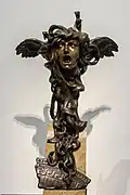 Medusa; de Fernand Khnopff; 1900; bronz cu o bază de marmură; Muzeul Fin de Siècle (parte a Muzeului Regal de Arte Frumoase al Belgiei din Bruxelles)