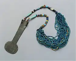 Colier menat; 1390-1353 î.Hr.; faianță, bronz sau aliaj de cupru, sticlă, agat, carneol, lapis lazuli și turcoaz; din Malkata (Egipt); Muzeul Metropolitan de Artă