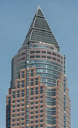Messeturm în Frankfurt, Germania (1990), de Helmut Jahn, o clădire postmodernă care amintește de arhitectura Art Deco