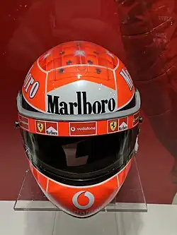 Casca Schuberth de la Museo Ferrari cu logo-ul Marlboro, care uneori a trebuit să fie îndepărtat în țările în care publicitatea pentru tutun era ilegală.