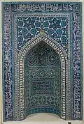 Mihrab (rezervată pentru imam la rugăciune); 1354–1355; mozaic de plăcuțe de ceramică glazurate policrom, lipit cu mortar; 343,1 x 288,7&nbsp;cm, greutate: 2041,2&nbsp;kg; din Isfahan (Iran); Muzeul Metropolitan de Artă