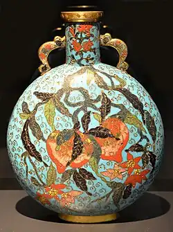 Vază decorată cu piersici și rodii; prima jumătate a secolului al XVII-lea (Dinastia Ming); cloisonné; Muzeul Rietberg