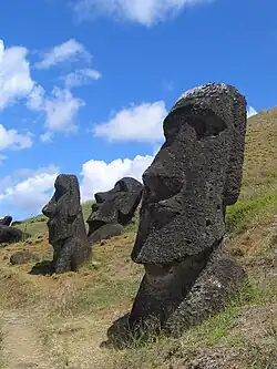 Moai în Rano Raraku (Insula Paștelui). Moaii sunt figuri monolitice antropomorfe sculptate de poporul rapa nui pe Insula Paștelui între anii 1250 și 1500