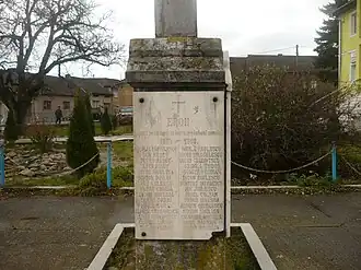 Monumentul ridicat în onoarea eroilor căzuți în cele două războaie mondiale