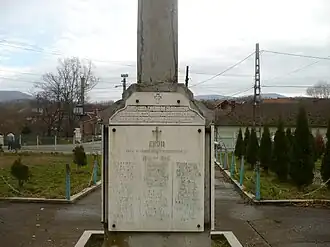 Monumentul ridicat în onoarea eroilor căzuți în cele două războaie mondiale