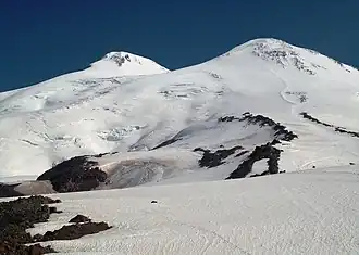 Cele două vârfuri ale muntelui Elbrus și traseul normal de pe versantul sudic