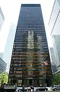 The Seagram Building (New York City), 1958, de Ludwig Mies van der Rohe și Philip Johnson