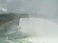Curcubeu prin stropii de apă ai cascadei canadiene (Numele podului din apropiere Rainbow Bridge care face legătura între SUA şi Canada)