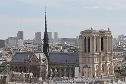 Notre-Dame din Paris, nava centrală și transeptul formează o cruce.