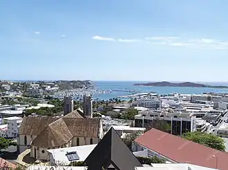 Biserica și portul din Noumea