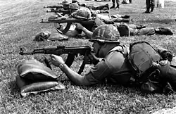 Soldați americani din OPFOR execută trageri cu PM Md. 1963 și Md. 1965 în anul 1982.