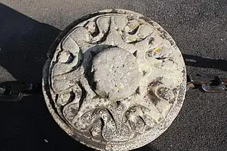 Sculptură în piatră de Șcheia lângă obelisc