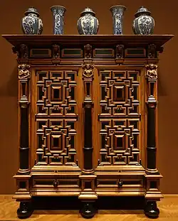 Dulap olandez baroc; 1625-1650; stejar, abanos și furnir de trandafir; 244,5 x 224,3 x 85,2 cm; Muzeul de Artă din Cleveland (Cleveland, Ohio, SUA)