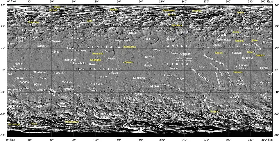 Hartă fotografică alb-negru a lui Ceres, centrată pe 180° longitudine, cu nomenclatură oficială (Septembrie 2017)