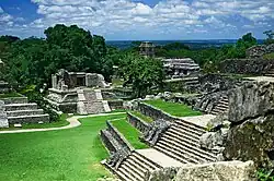 Priveliște cu piața centrală a orașului mayaș Palenque (Chiapas, Mexic)