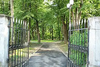 Intrarea dinspre Palatul Oștirii