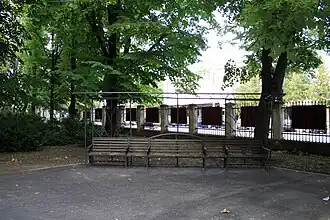 Mobilier stradal lângă intrarea principală