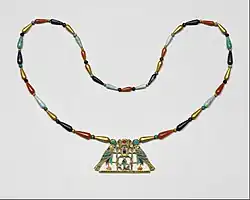 Colier cu pectoral (bijuterie purtată pe piept), al prințesei Sithathoriunet; 1887–1813 î.Hr.; aur, carneol, lapis lazuli, turcoaz, granat și feldspat; înălțimea pectoralului: 4,5 cm; Muzeul Metropolitan de Artă (New York City)