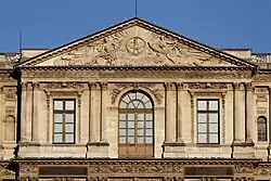 Fronton baroc al Pavilionului Saint-Germain-l'Auxerrois, parte din Palais du Louvre (Paris)