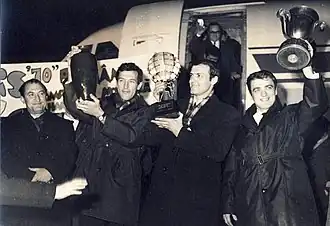 Cornel Penu, Gheorghe Gruia și Cornel Oțelea prezentând trofeele câștigate (1970)