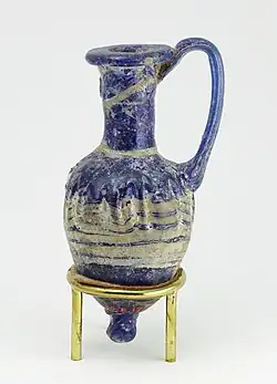 Văsuleț de parfum în formă de amphoriskos; 664–630 î.Hr.; sticlă; 8 × 4 cm; Muzeul Metropolitan de Artă